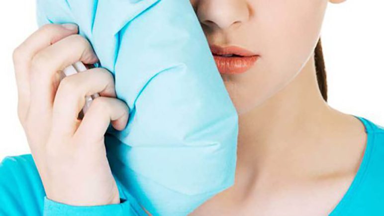 Chườm đá sau khi nhổ răng