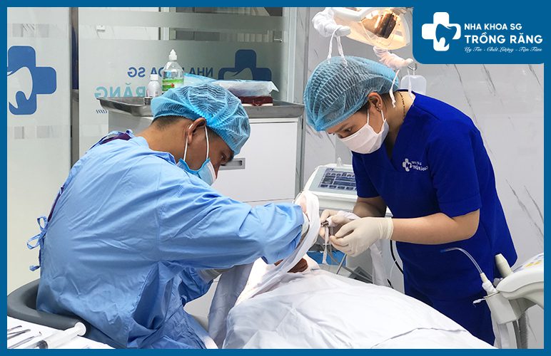 Bác sĩ cấy ghép xương trồng răng Implant