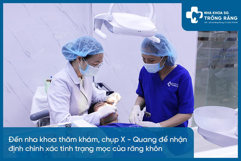 Bác sĩ nhổ răng khôn mọc lệch