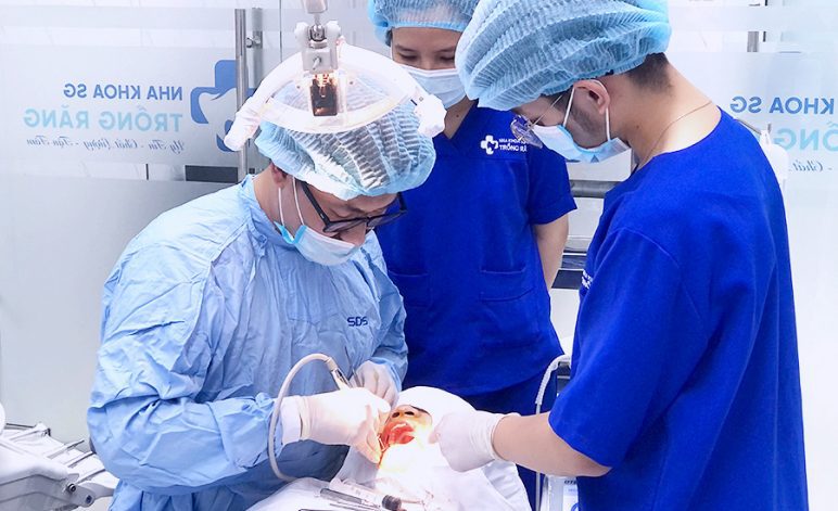 Bác sĩ nhổ răng khôn tại nha khoa trồng răng sài gòn