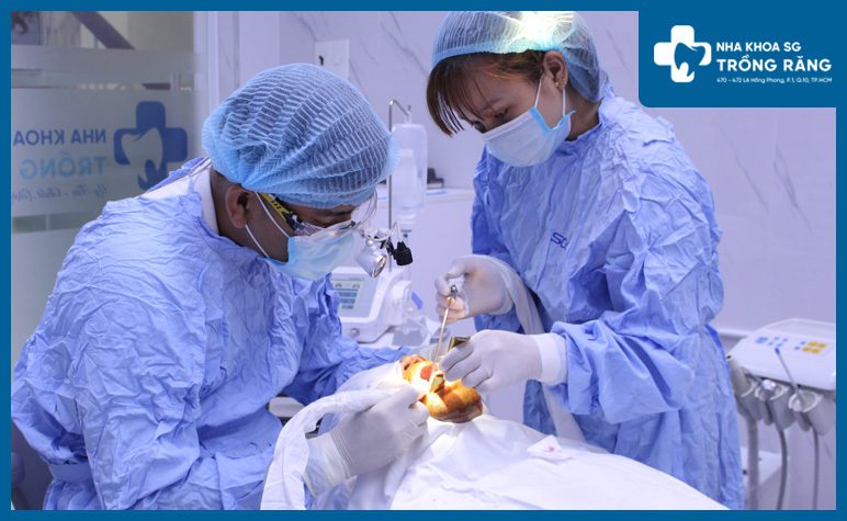 Chuyên gia trồng răng implant cho người lớn tuổi