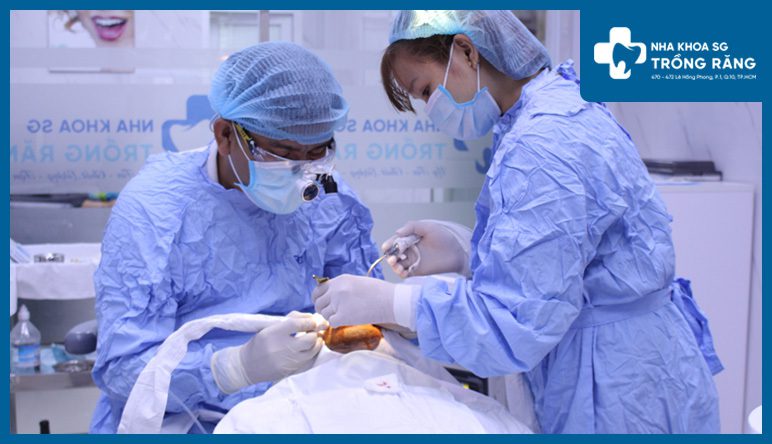 Bác sĩ phẫu thuật ghép nướu