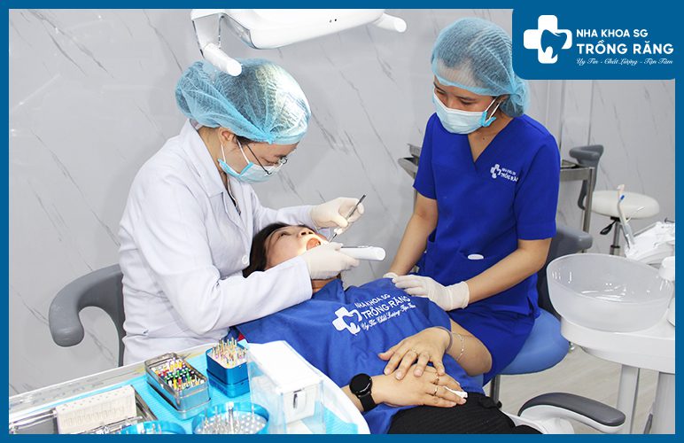 bác sĩ tiến hành trám răng