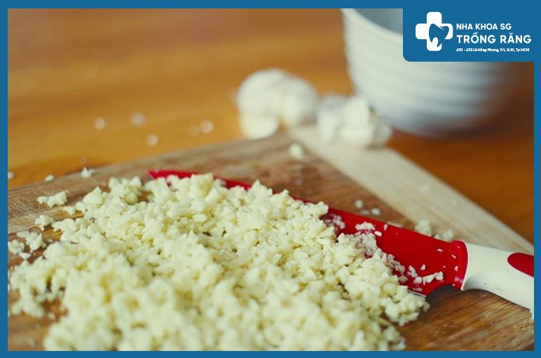 sử dụng tỏi để giảm đau răng khôn tại nhà