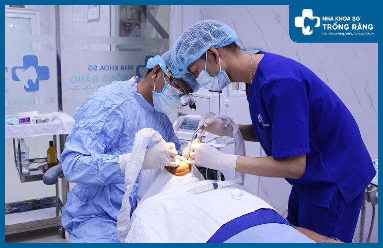 bác sĩ điều trị u nang răng