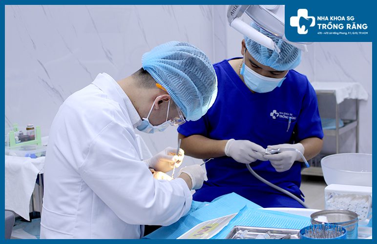 Bác sĩ thăm khám để hướng dẫn cách nhận biết răng hô tại nha khoa