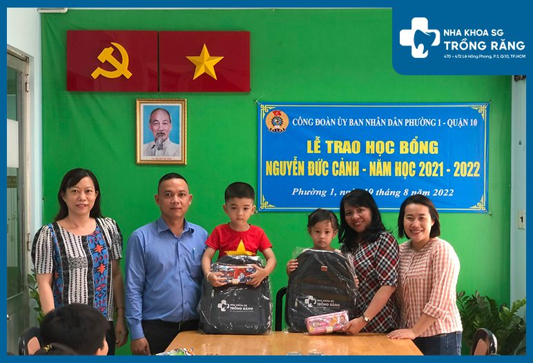 trao qua hoc sinh ngheo 2