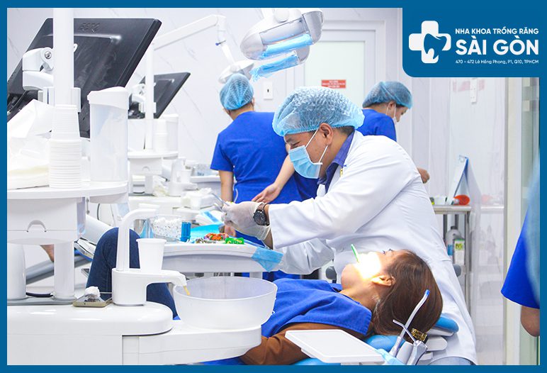 bác sĩ trồng răng