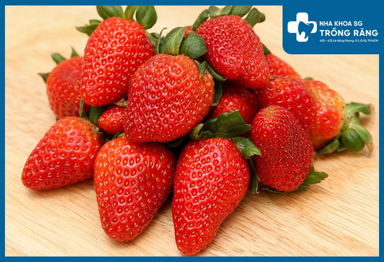 Mẹo làm trắng răng trong 5 phút với dâu tây