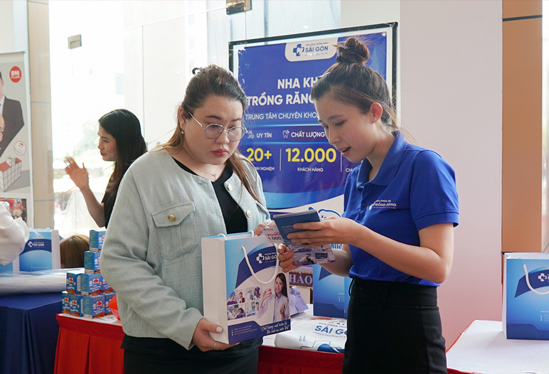 thuong hieu manh lan 5 Nha Khoa Trồng Răng Sài Gòn tại lễ trao giải Thương Hiệu Mạnh Quốc Gia lần thứ V