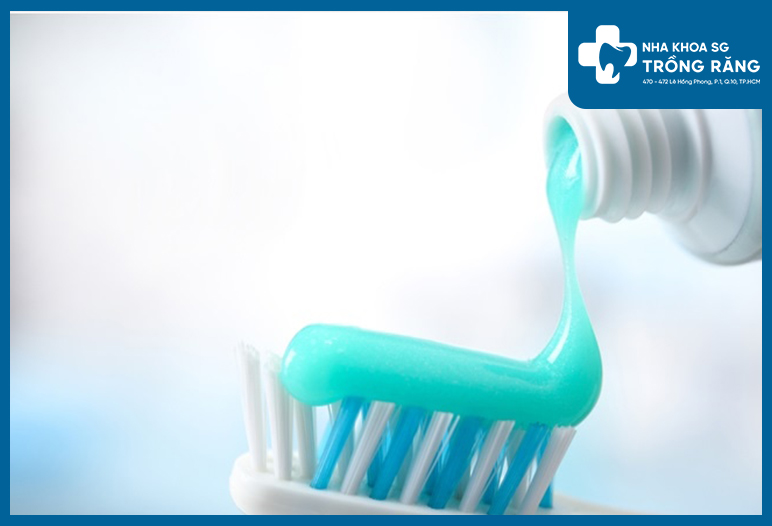 Fluoride được bổ sung vào kem đánh răng, nước súc miệng, và nước uống