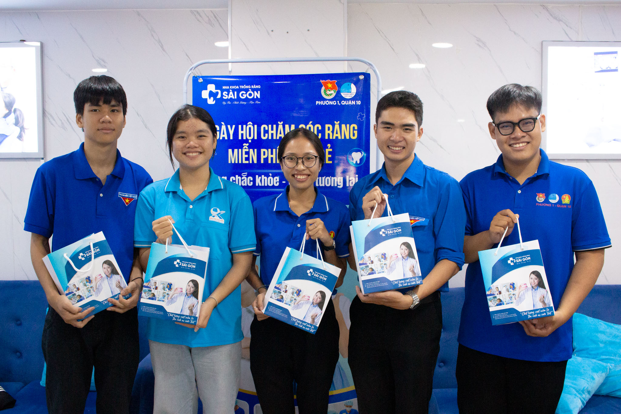 Các tình nguyện viên nhận quà từ ban tổ chức