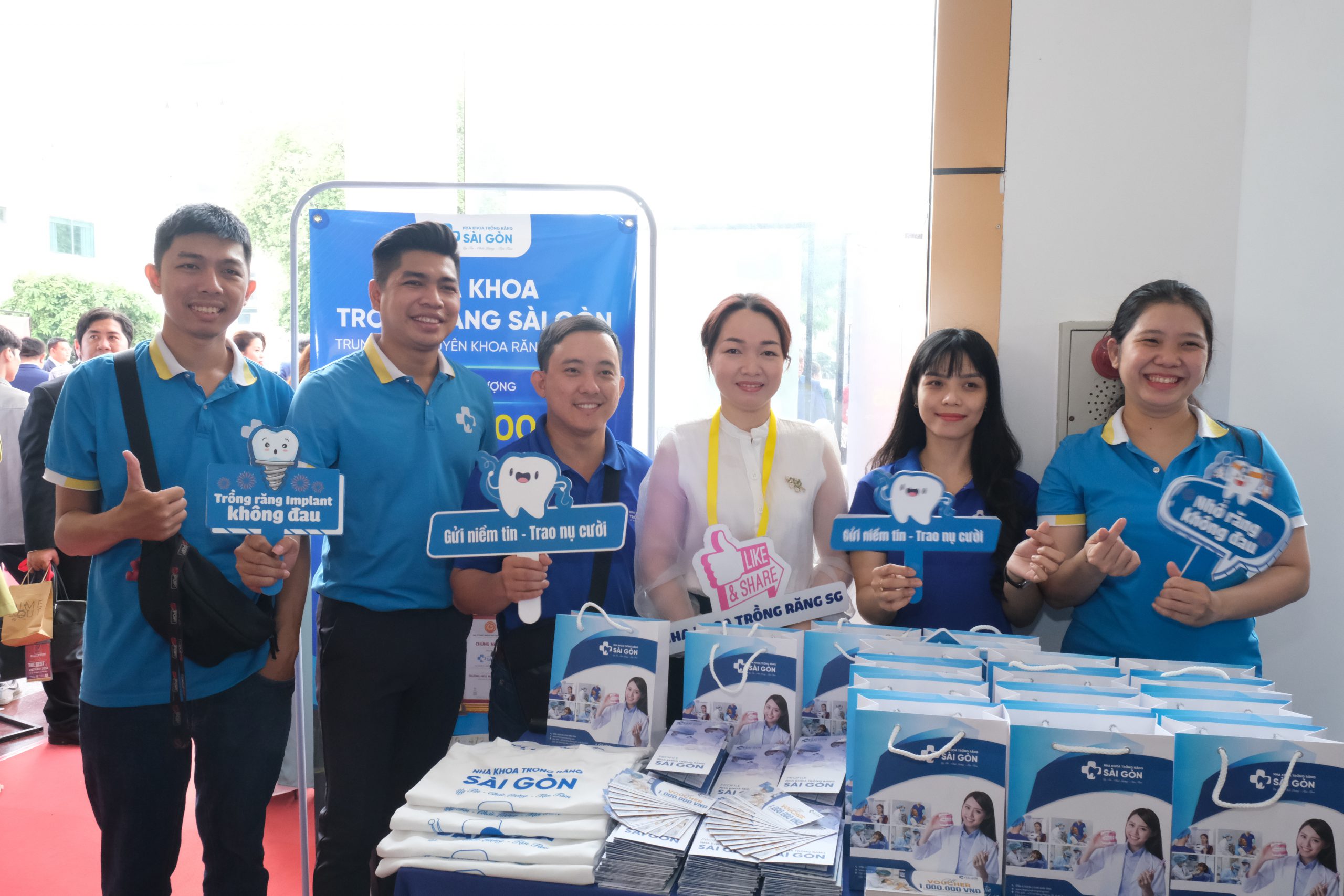 đội ngũ Nha Khoa Trồng Răng Sài Gòn tại sự kiện The Best of Vietnam 2024