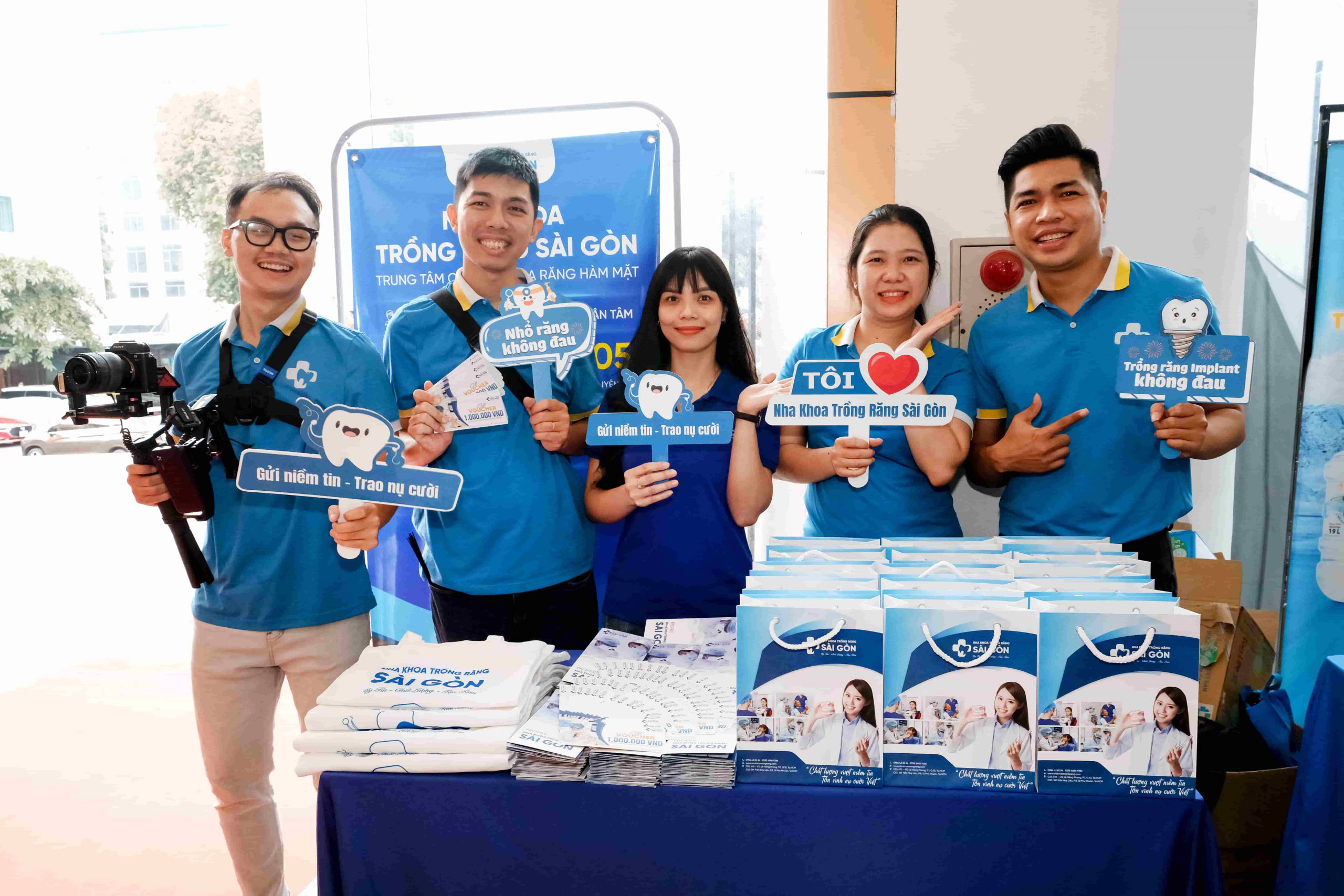 đội ngũ nhân viên Nha Khoa Trồng Răng Sài Gòn tại lễ công bố The Best of Vietnam 2024