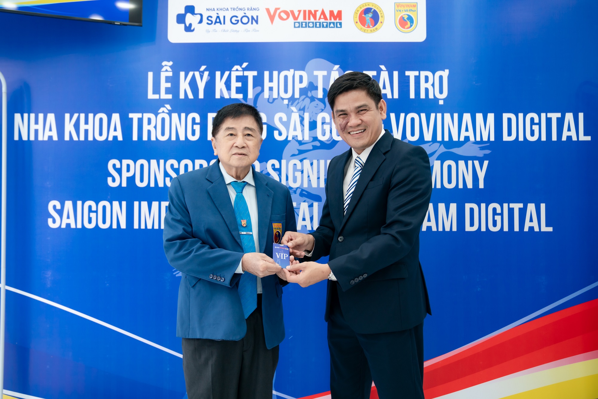 nha khoa trong rang sai gon hop tac tai tro vovinam viet vo dao 113 Bác sĩ CKI. Cang Hồng Thái trao VIP Card đến Võ sư Trần Văn Mỹ, Chánh Chưởng quản Môn phái Vovinam Việt Võ Đạo, Phó chủ tịch thường trực Liên đoàn Vovinam Việt Nam, Phó chủ tịch Liên đoàn Vovinam Thế giới