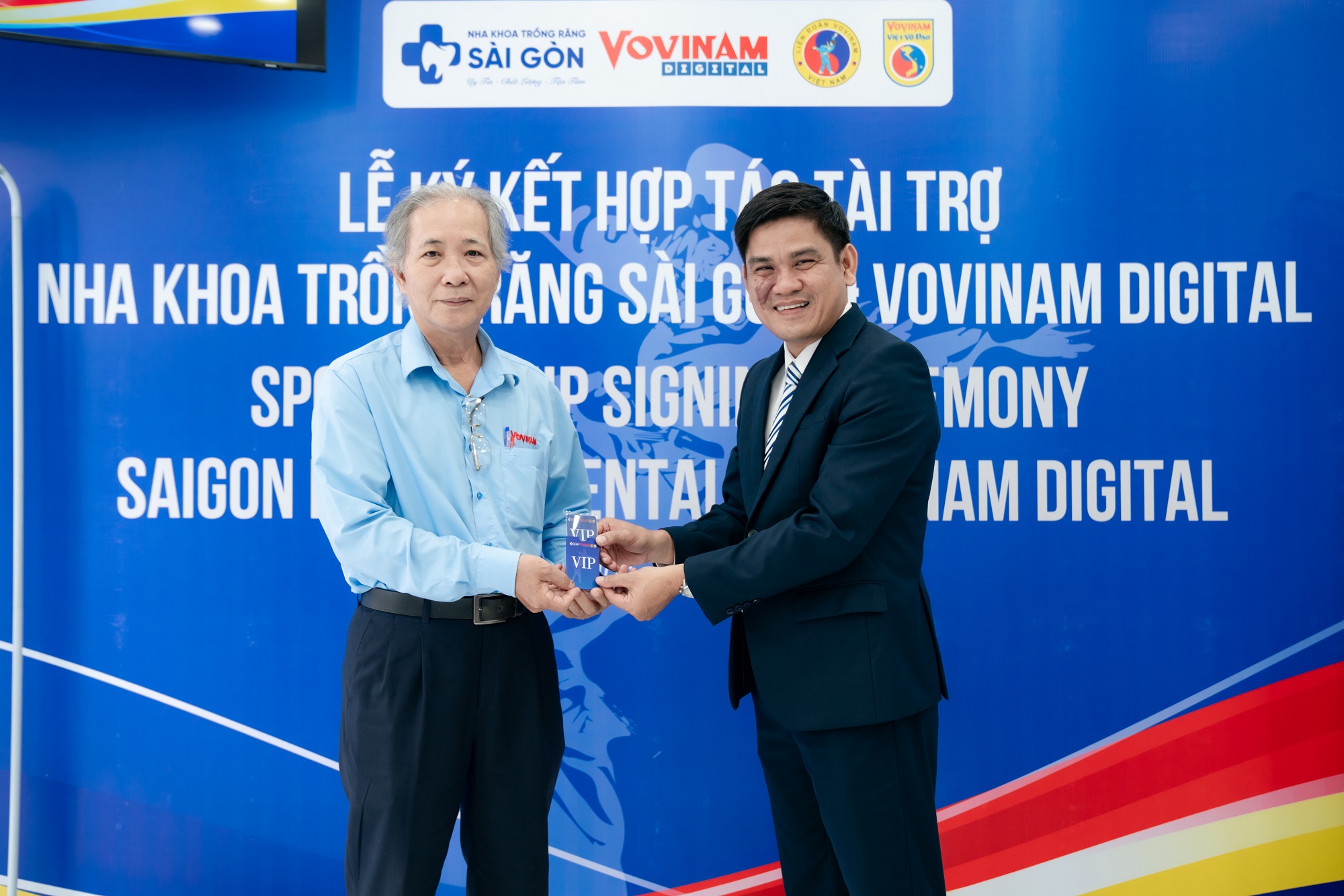 nha khoa trong rang sai gon hop tac tai tro vovinam viet vo dao 117 Bác sĩ CKI. Cang Hồng Thái trao VIP Card đến PGS.TS - Võ sư Võ Thành Lâm, Đại học Sài Gòn, thành viên Hội Đồng Võ Sư Chưởng Quản.