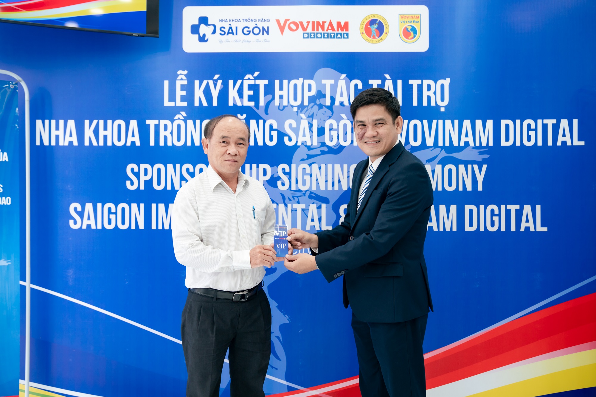 nha khoa trong rang sai gon hop tac tai tro vovinam viet vo dao 119 Bác sĩ CKI. Cang Hồng Thái trao thẻ VIP đến Võ sư Diệp Thanh Long, Giám đốc Công ty TNHH Đầu tư và Phát triển Vovinam Lam Sơn