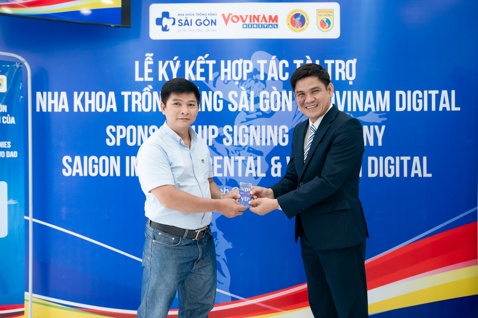 nha khoa trong rang sai gon hop tac tai tro vovinam viet vo dao 120 Bác sĩ CKI. Cang Hồng Thái trao VIP Card đến Võ sư Lê Văn Hùng, Tổ Đường, Giảng viên Vovinam Hệ thống giáo dục FPT.