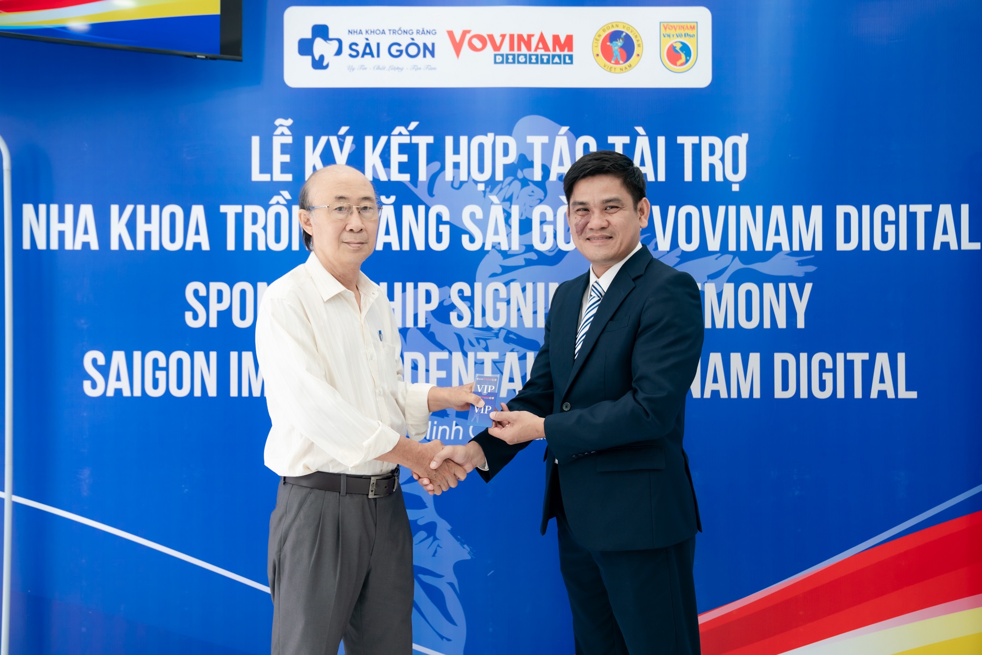 nha khoa trong rang sai gon hop tac tai tro vovinam viet vo dao 122 Bác sĩ CKI. Cang Hồng Thái trao VIP Card đến Võ sư Nguyễn Hồng Tâm