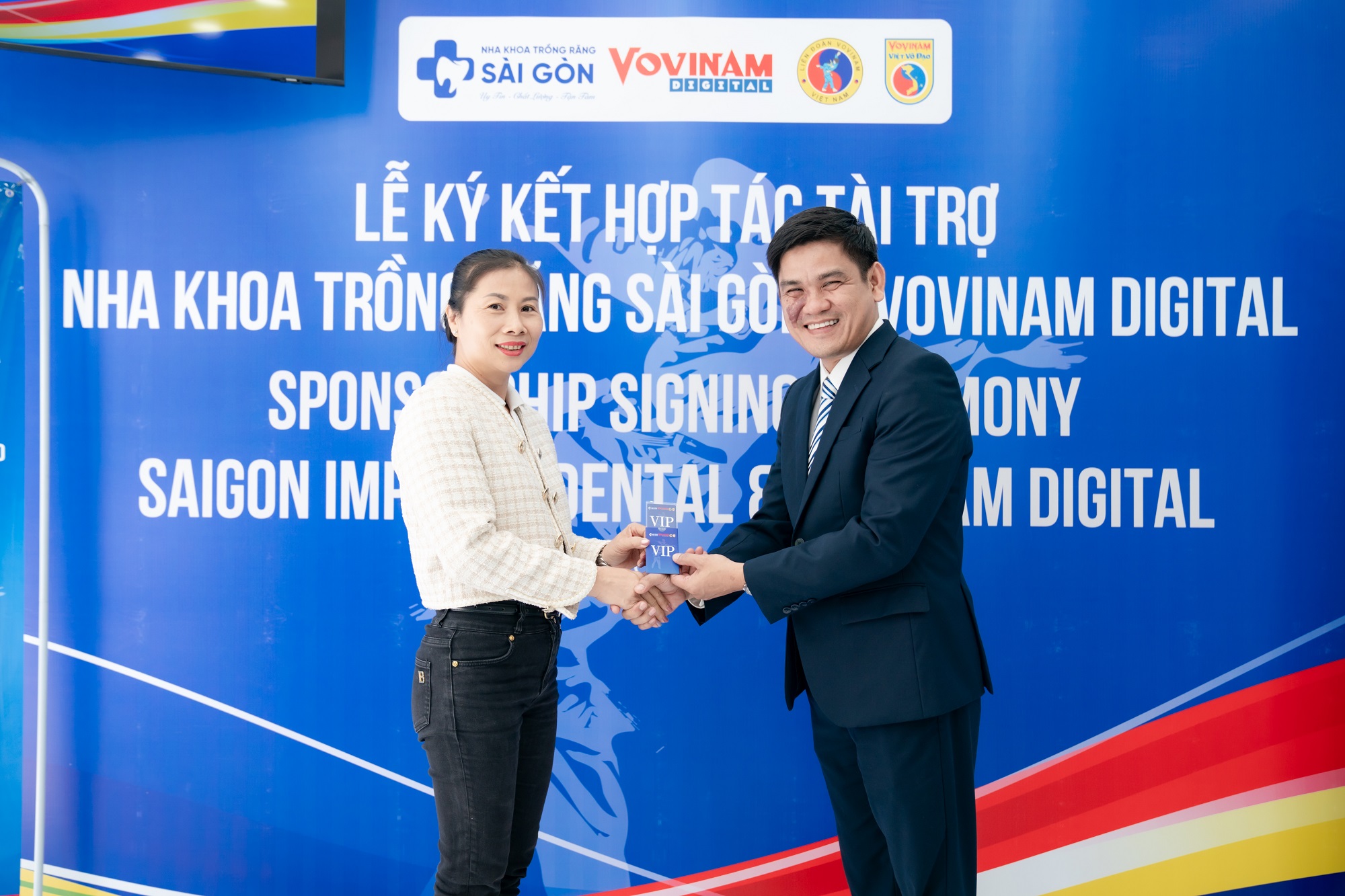 nha khoa trong rang sai gon hop tac tai tro vovinam viet vo dao 124 Bác sĩ CKI. Cang Hồng Thái trao VIP Card đến Võ sư Tôn Nữ Quỳnh Mai, Trưởng bộ môn Vovinam Quận Tân Bình