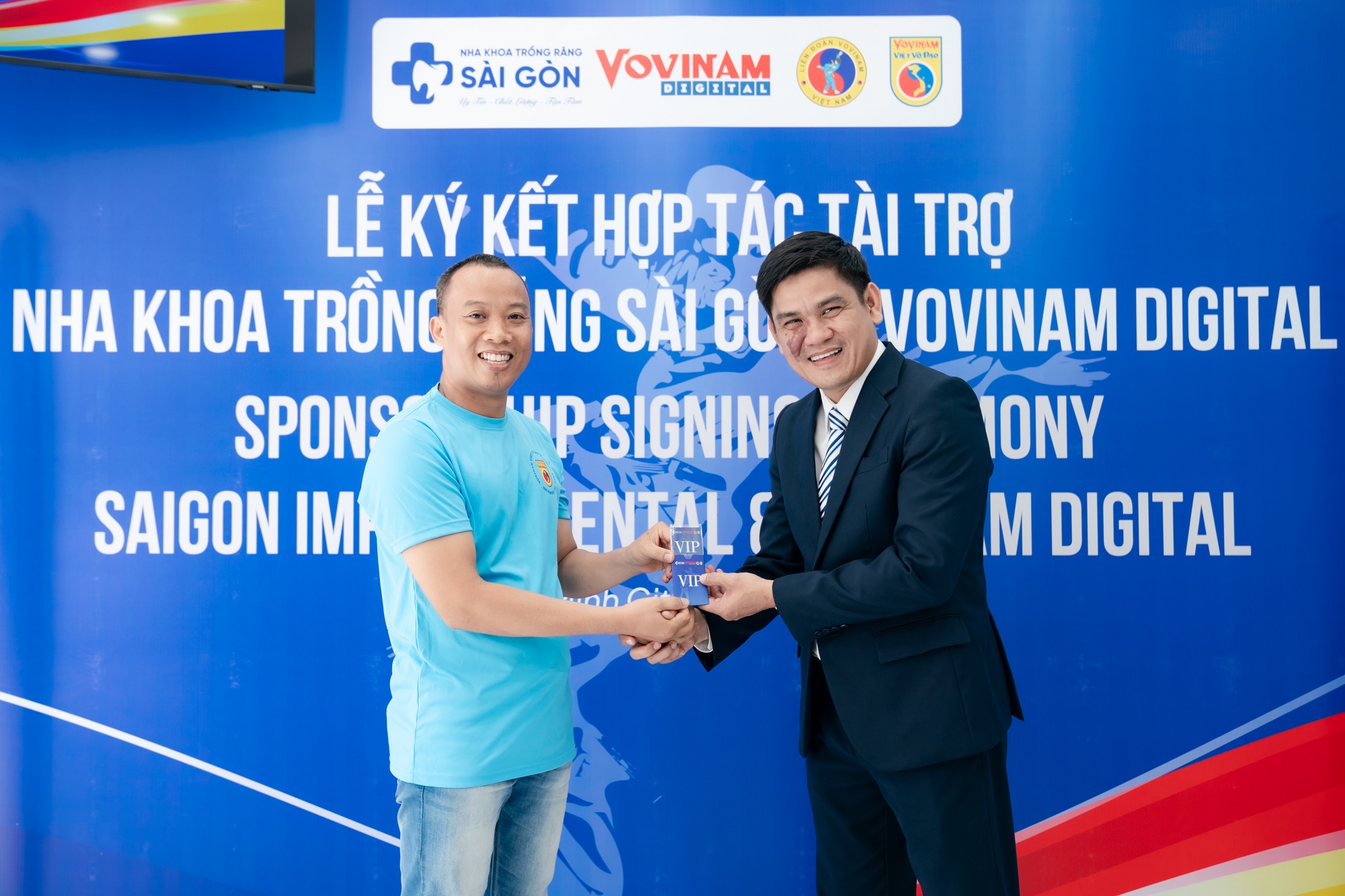 nha khoa trong rang sai gon hop tac tai tro vovinam viet vo dao 126 Bác sĩ CKI. Cang Hồng Thái trao VIP Card đến Võ sư Võ Đình Hiếu, Tổ Đường.