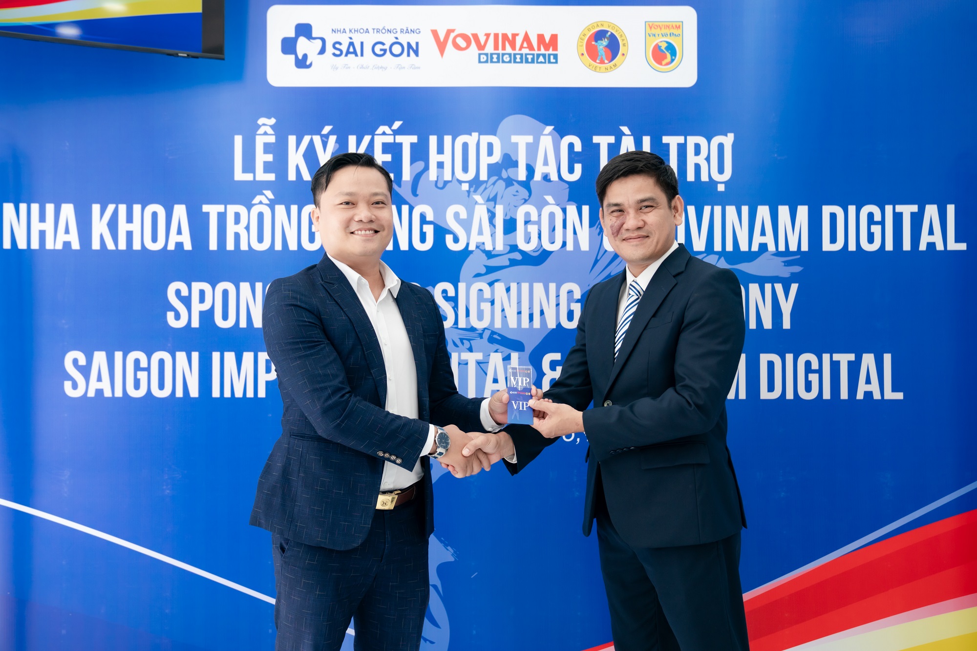 nha khoa trong rang sai gon hop tac tai tro vovinam viet vo dao 127 Bác sĩ CKI. Cang Hồng Thái trao VIP Card đến Võ sư Trịnh Trung Đông, Giám đốc Công ty TNHH Trung Đạo Quán, Võ sư phụ trách CLB Đại học Văn Hiến