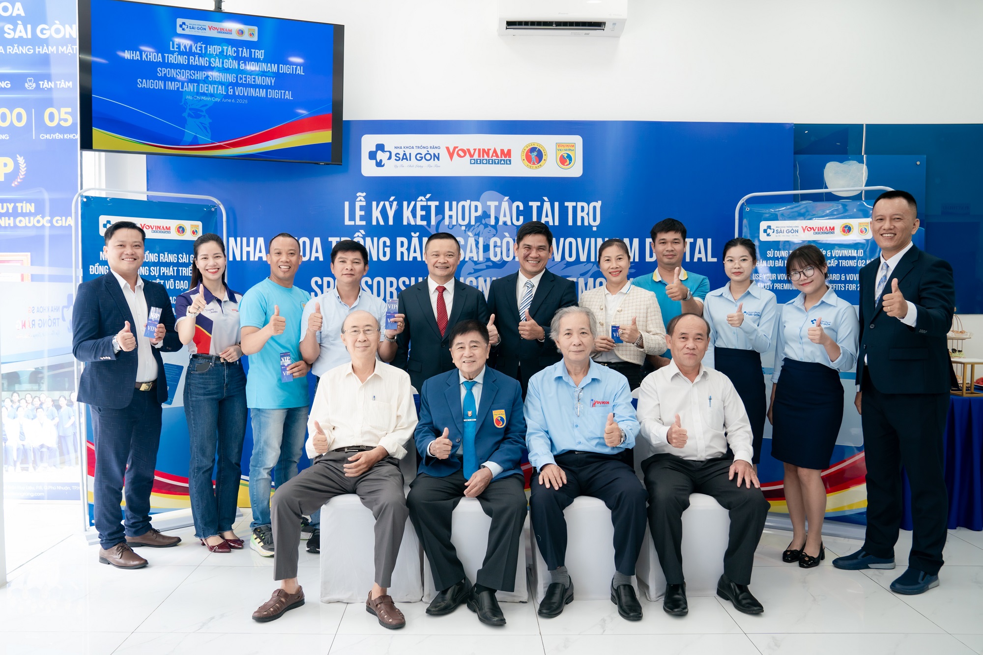 nha khoa trong rang sai gon hop tac tai tro vovinam viet vo dao 130 Các võ sư trong môn phái cùng khách mời và cán bộ nhân viên Nha Khoa Trồng Răng Sài Gòn chụp ảnh lưu niệm sau buổi lễ ký kết hợp tác tài trợ