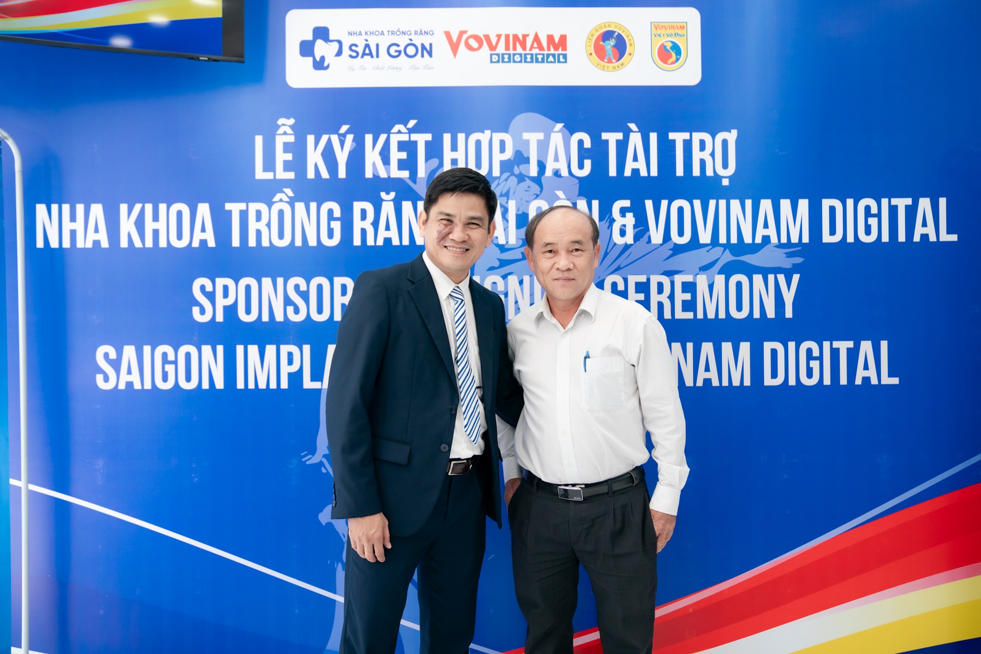 nha khoa trong rang sai gon hop tac tai tro vovinam viet vo dao 135 Bác sĩ Cang Hồng Thái trò chuyện, chụp ảnh lưu niệm với khách mời đến dự buổi lễ ký kết hợp tác tài trợ