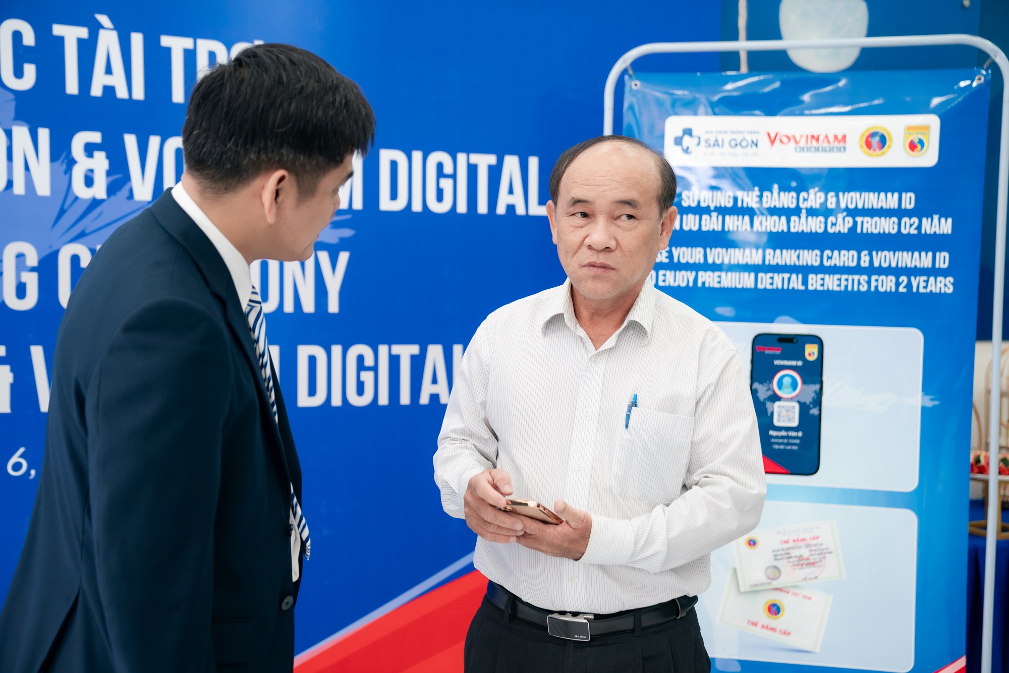 nha khoa trong rang sai gon hop tac tai tro vovinam viet vo dao 137 Bác sĩ Cang Hồng Thái trò chuyện, giao lưu với khách mời tại buổi lễ hợp tác tài trợ Nha Khoa Trồng Răng Sài Gòn và Vovinam Digital