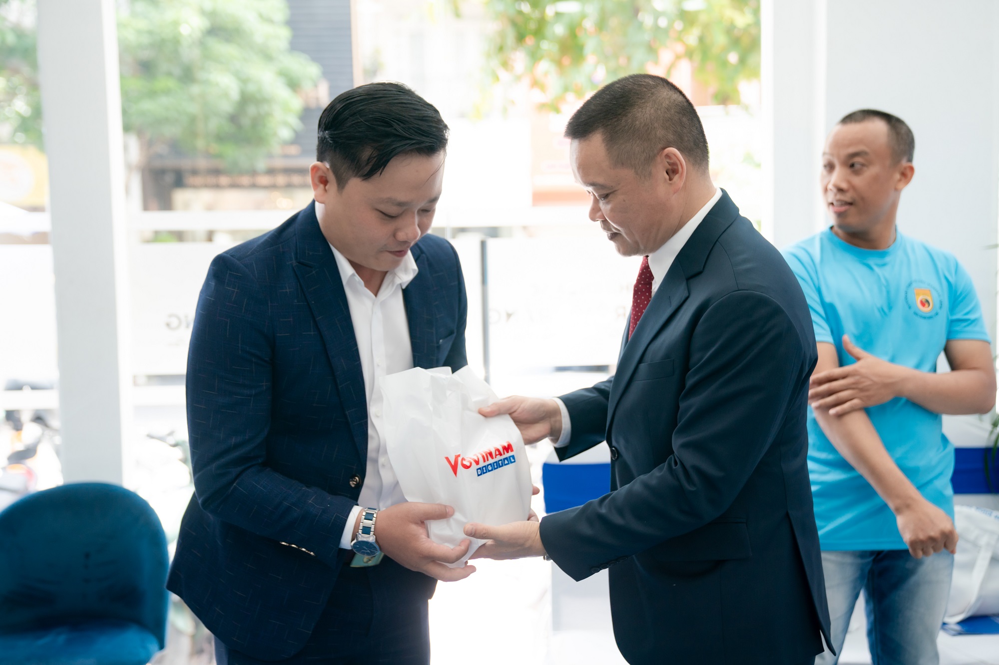 nha khoa trong rang sai gon hop tac tai tro vovinam viet vo dao 138 Ông Bạch Ngọc Chiến trao quà lưu niệm cho các khách mời đến dự lễ hợp tác ký kết tài trợ