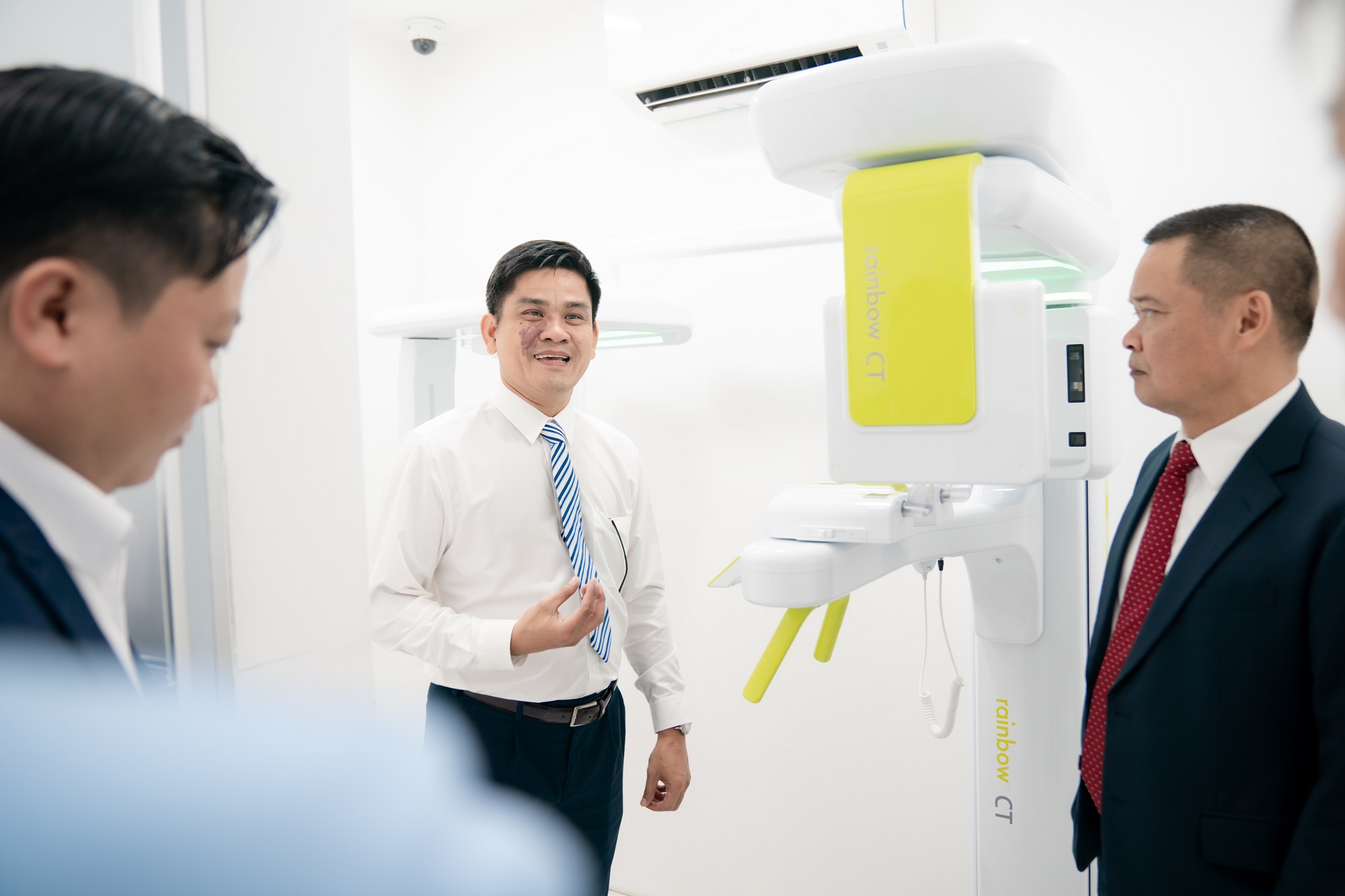 nha khoa trong rang sai gon hop tac tai tro vovinam viet vo dao 145 Bác sĩ CKI. Cang Hồng Thái giới thiệu về các trang thiết bị, cơ sở hạ tầng về Nha Khoa Trồng Răng Sài Gòn cho khách mời sau lễ ký kết hợp tác tài trợ