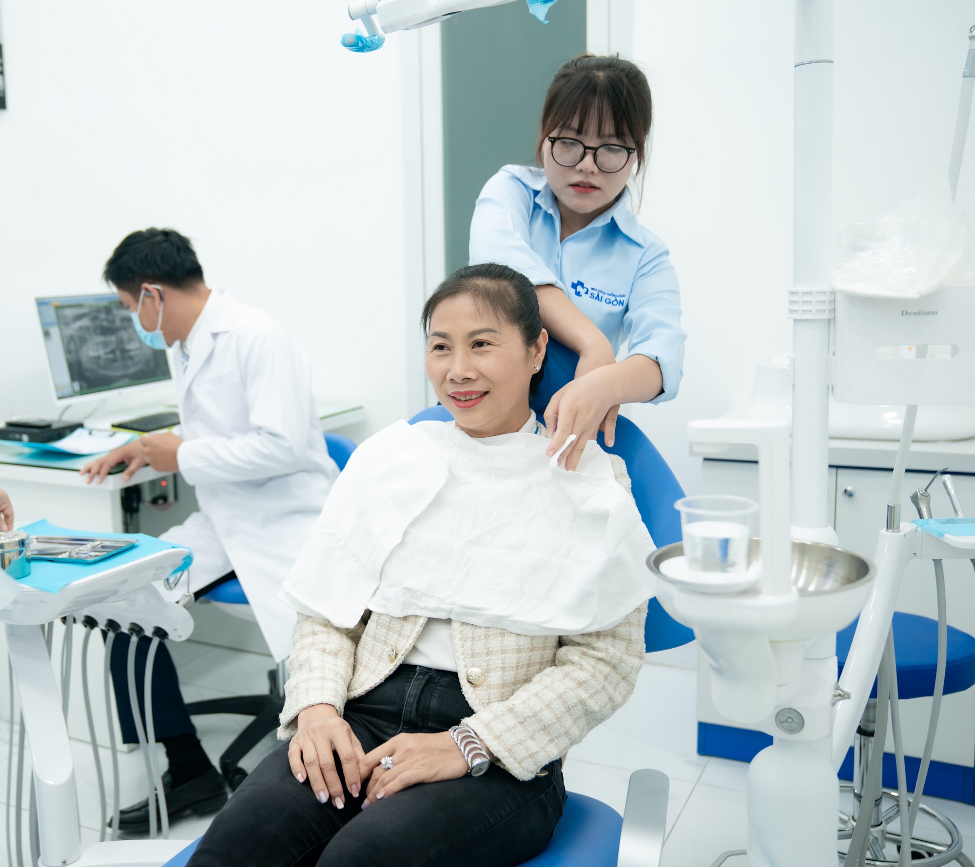 nha khoa trong rang sai gon hop tac tai tro vovinam viet vo dao 147 Bác sĩ CKI. Cang Hồng Thái khám - tư vấn điều trị cho khách mời sau lễ ký kết hợp tác tài trợ