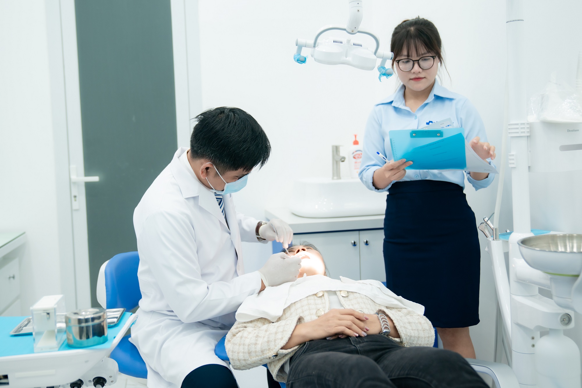 nha khoa trong rang sai gon hop tac tai tro vovinam viet vo dao 148 Bác sĩ CKI. Cang Hồng Thái khám - tư vấn điều trị cho khách mời sau lễ ký kết hợp tác tài trợ