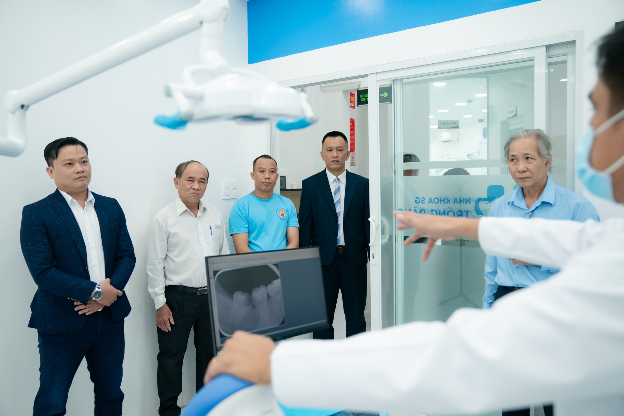 nha khoa trong rang sai gon hop tac tai tro vovinam viet vo dao 152 Khách mời tham quan phòng khám sau lễ ký kết hợp tác Nha Khoa Trồng Răng Sài Gòn và Vovinam Digital Việt Võ Đạo