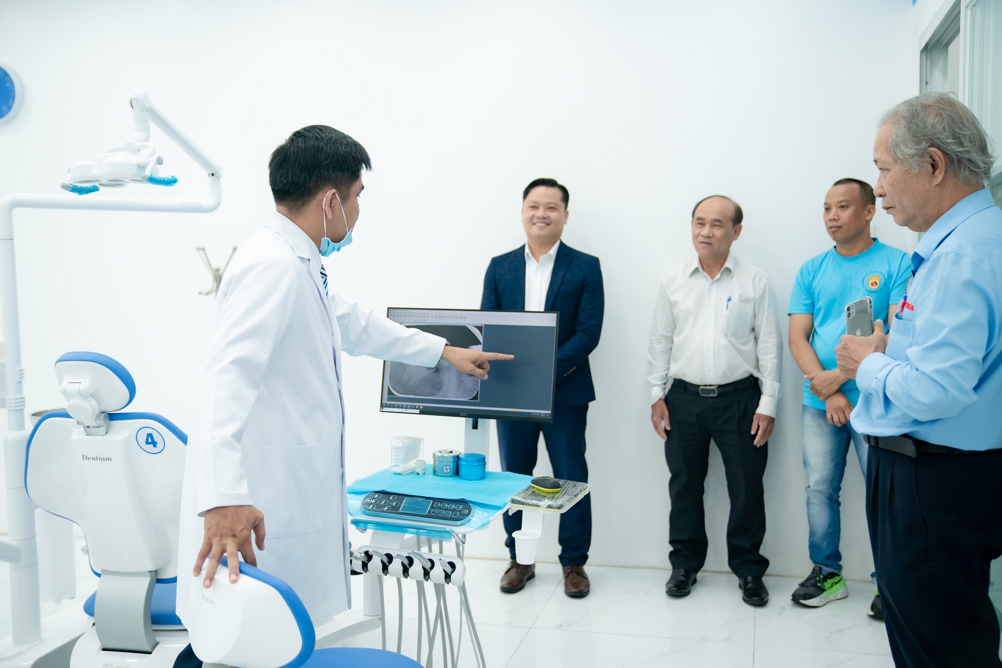 nha khoa trong rang sai gon hop tac tai tro vovinam viet vo dao 155 Khách mời tham quan phòng khám sau lễ ký kết hợp tác Nha Khoa Trồng Răng Sài Gòn và Vovinam Digital Việt Võ Đạo