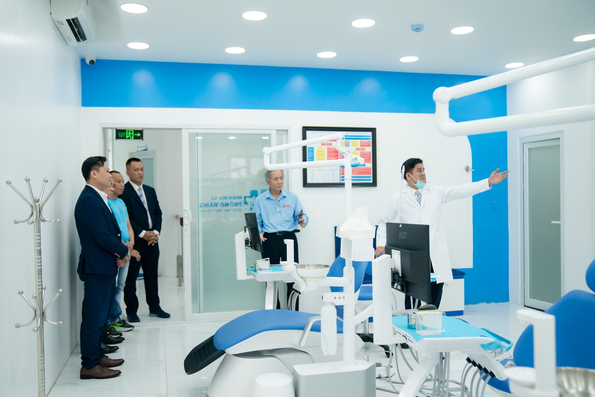 nha khoa trong rang sai gon hop tac tai tro vovinam viet vo dao 156 Khách mời tham quan phòng khám sau lễ ký kết hợp tác Nha Khoa Trồng Răng Sài Gòn và Vovinam Digital Việt Võ Đạo