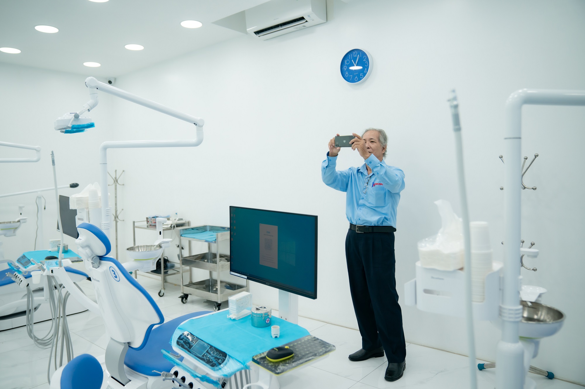 nha khoa trong rang sai gon hop tac tai tro vovinam viet vo dao 157 Khách mời tham quan phòng khám sau lễ ký kết hợp tác Nha Khoa Trồng Răng Sài Gòn và Vovinam Digital Việt Võ Đạo