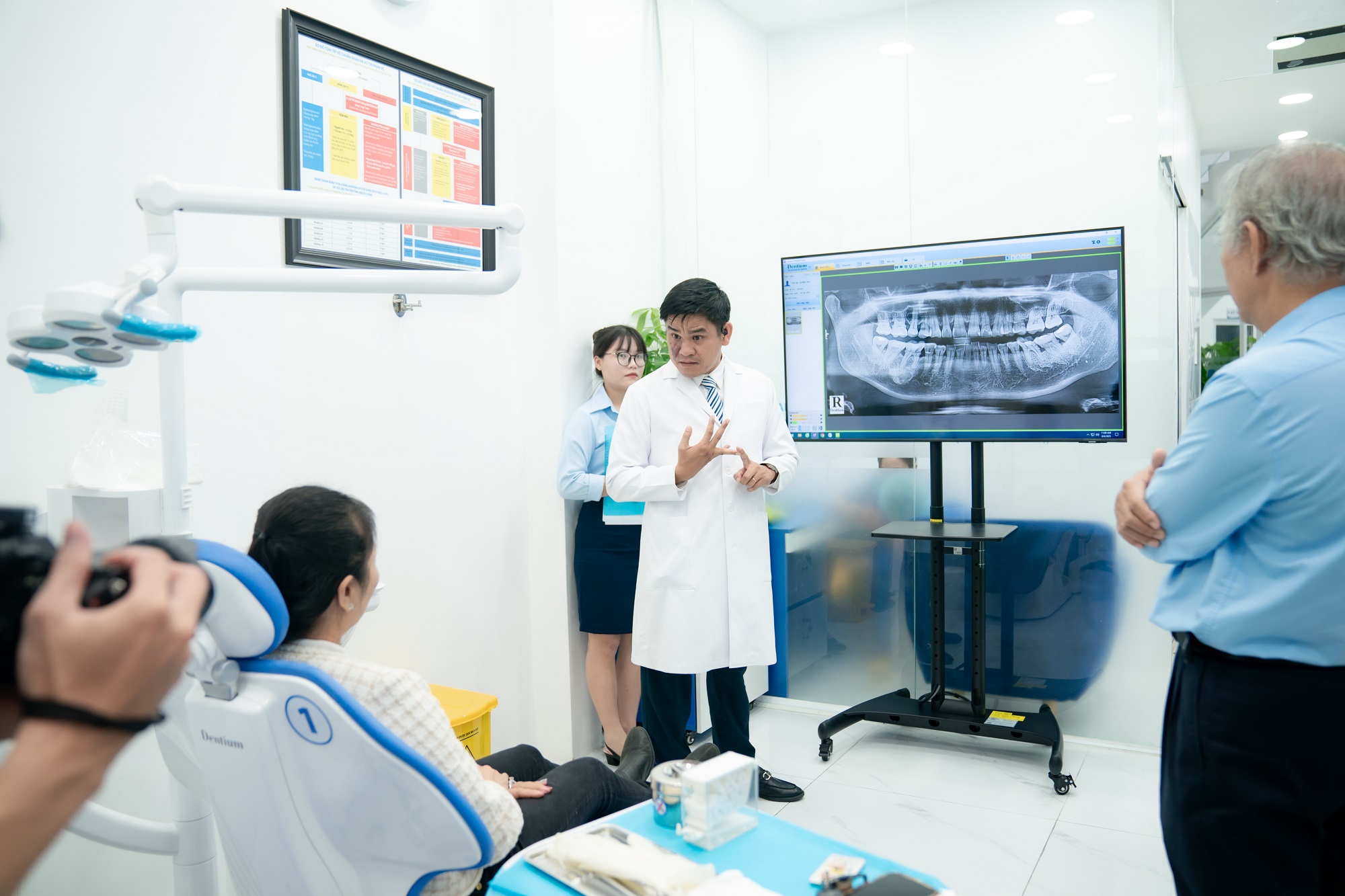 nha khoa trong rang sai gon hop tac tai tro vovinam viet vo dao 162 Bác sĩ CKI. Cang Hồng Thái khám - tư vấn điều trị cho khách mời sau lễ ký kết