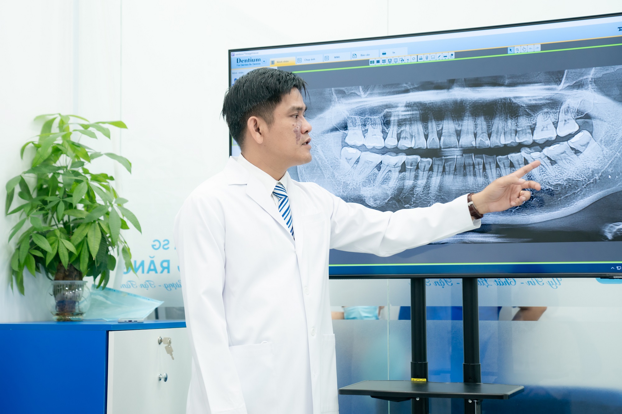 nha khoa trong rang sai gon hop tac tai tro vovinam viet vo dao 165 Bác sĩ CKI. Cang Hồng Thái khám - tư vấn điều trị cho khách mời sau lễ ký kết