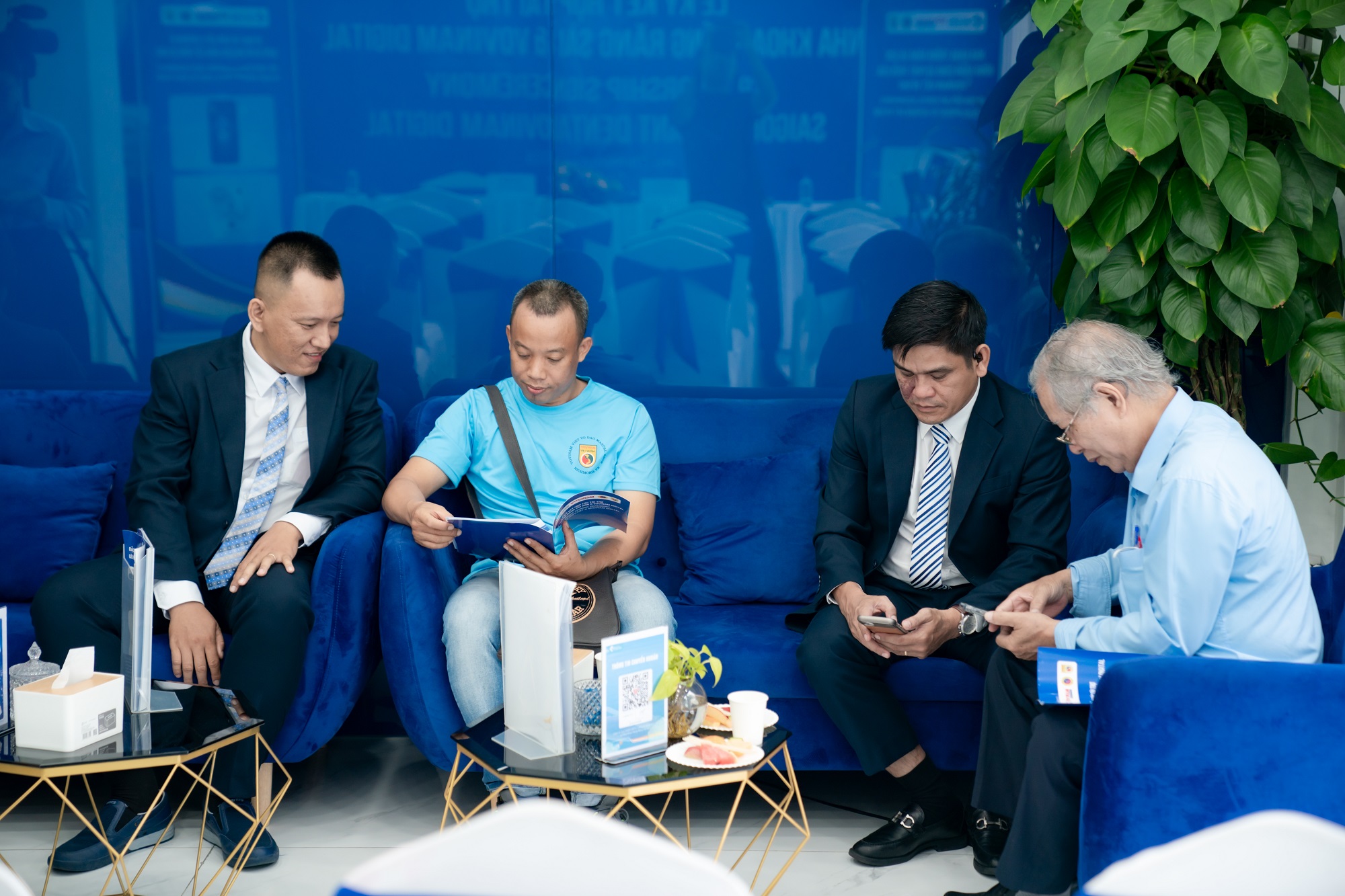 nha khoa trong rang sai gon hop tac tai tro vovinam viet vo dao 169 Gặp gỡ, chào hỏi thân tình giữa các vị khách mời tại lễ ký kết Nha Khoa Trồng Răng Sài Gòn hợp tác tài trợ Vovinam Digital Việt Võ Đạo