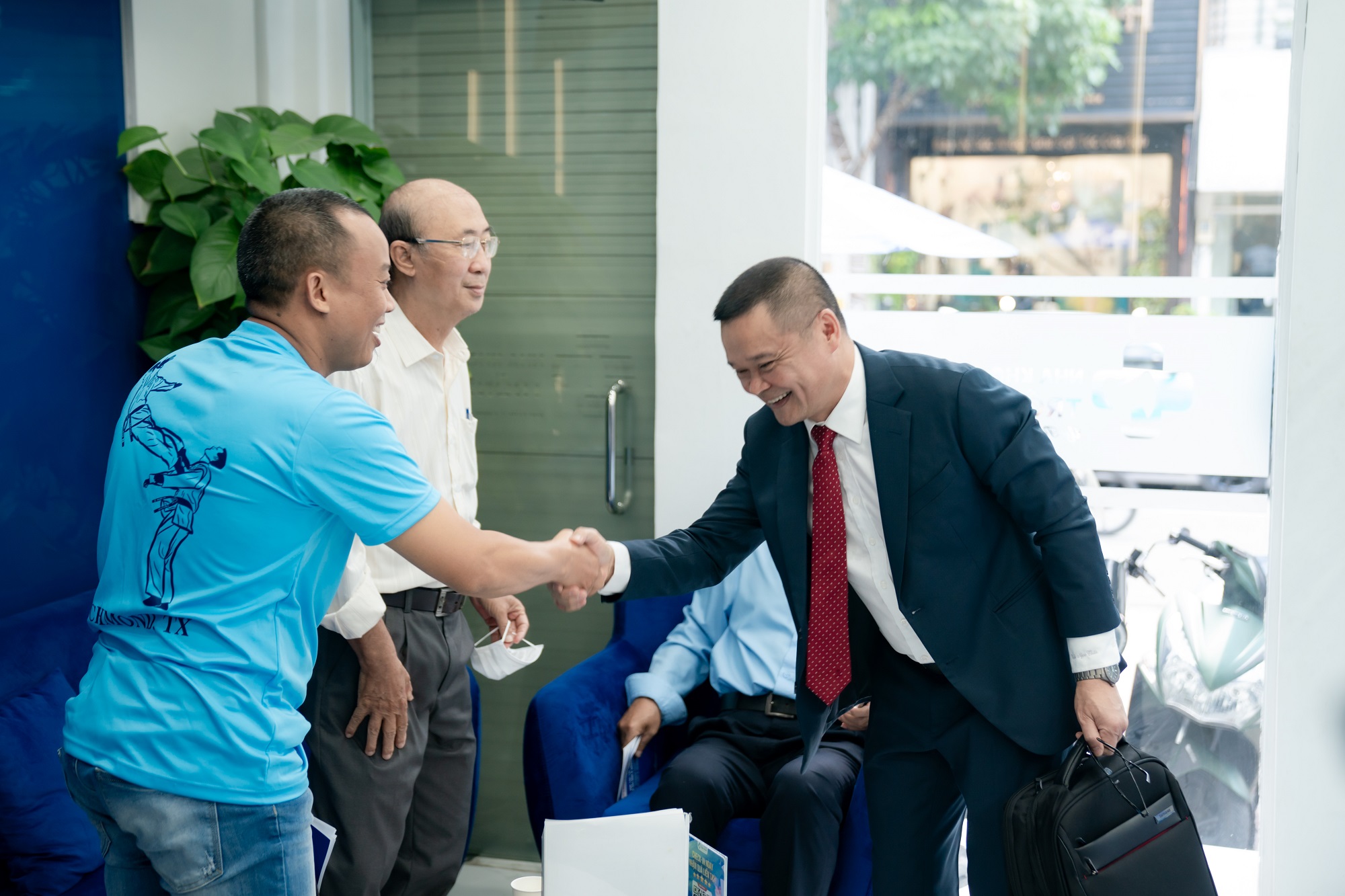 nha khoa trong rang sai gon hop tac tai tro vovinam viet vo dao 170 Gặp gỡ, chào hỏi thân tình giữa các vị khách mời tại lễ ký kết Nha Khoa Trồng Răng Sài Gòn hợp tác tài trợ Vovinam Digital Việt Võ Đạo