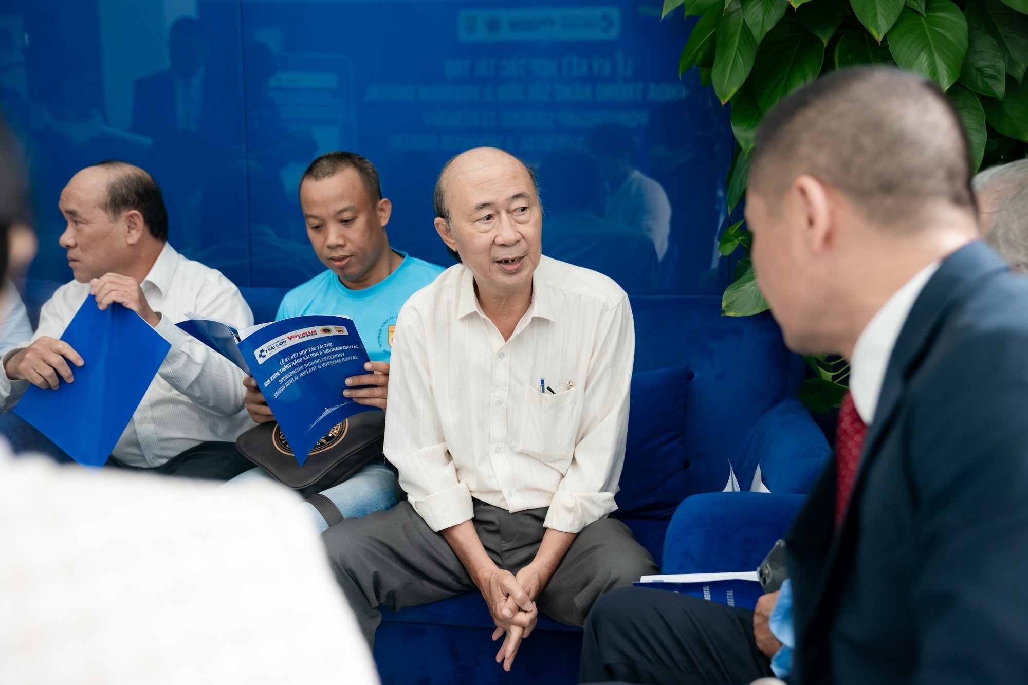 nha khoa trong rang sai gon hop tac tai tro vovinam viet vo dao 28 1 Khách mời, võ sư giao lưu trò chuyện thân mật trước khi chính thức diễn ra buổi lễ ký kết hợp tác