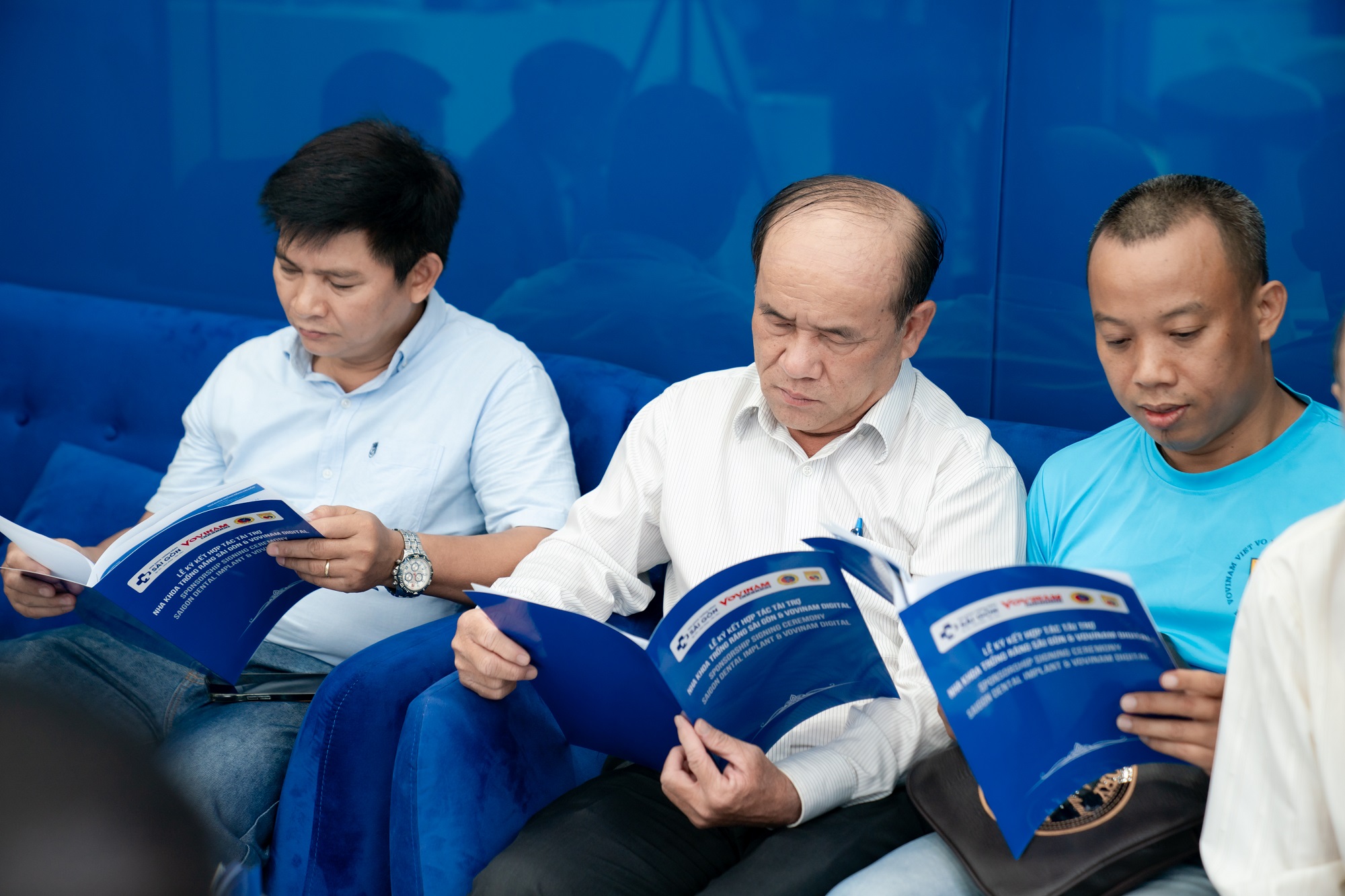 nha khoa trong rang sai gon hop tac tai tro vovinam viet vo dao 30 1 Khách mời xem thông tin Nha Khoa Trồng Răng Sài Gòn và thông tin về quyền lợi VIP Card trước khi diễn ra buổi lễ ký kết hợp tác