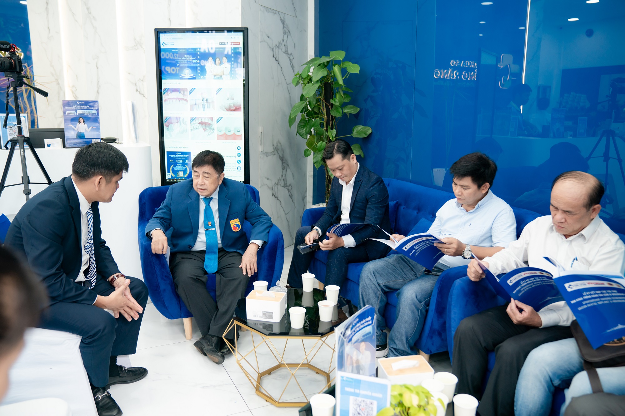 nha khoa trong rang sai gon hop tac tai tro vovinam viet vo dao 31 1 Bác sĩ CKI. Cang Hồng Thái trò chuyện, giao lưu với Võ sư, khách mời trước khi diễn ra buổi lễ ký kết hợp tác