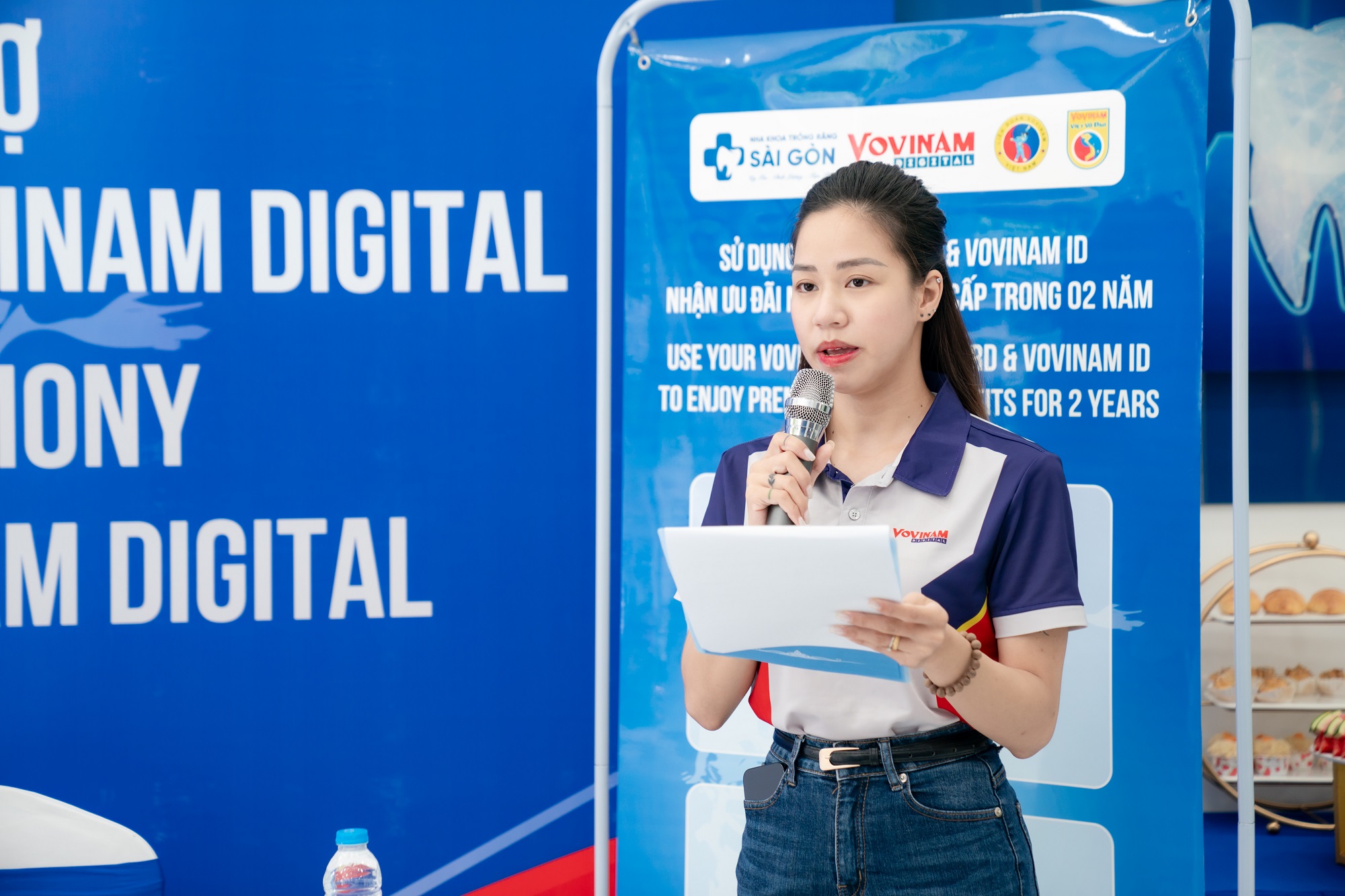 nha khoa trong rang sai gon hop tac tai tro vovinam viet vo dao 41 1 MC Hoàng Tiểu Bình dẫn chương trình ký kết hợp tác tài trợ Nha Khoa Trồng Răng Sài Gòn và Vovinam Digital