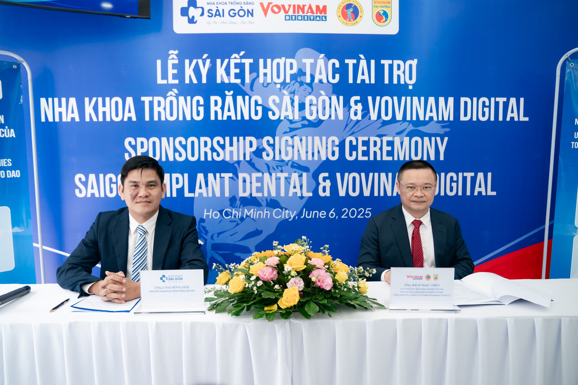 nha khoa trong rang sai gon hop tac tai tro vovinam viet vo dao 61 1 BS.CKI. Cang Hồng Thái và Ông Bạch Ngọc Chiến thực hiện nghi thức bắt tay, trao văn bản hợp đồng đã được ký kết.