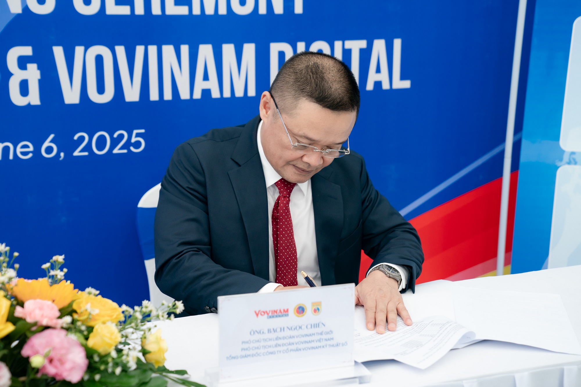 nha khoa trong rang sai gon hop tac tai tro vovinam viet vo dao 63 1 BS.CKI. Cang Hồng Thái và Ông Bạch Ngọc Chiến thực hiện nghi thức bắt tay, trao văn bản hợp đồng đã được ký kết.