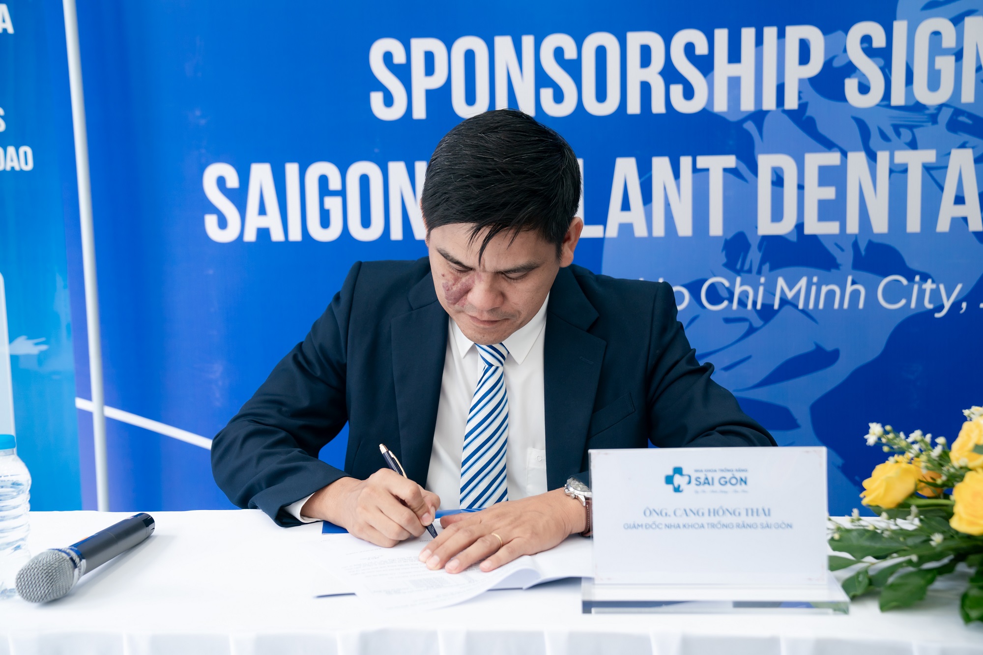 nha khoa trong rang sai gon hop tac tai tro vovinam viet vo dao 64 1 BS.CKI. Cang Hồng Thái và Ông Bạch Ngọc Chiến thực hiện nghi thức bắt tay, trao văn bản hợp đồng đã được ký kết.