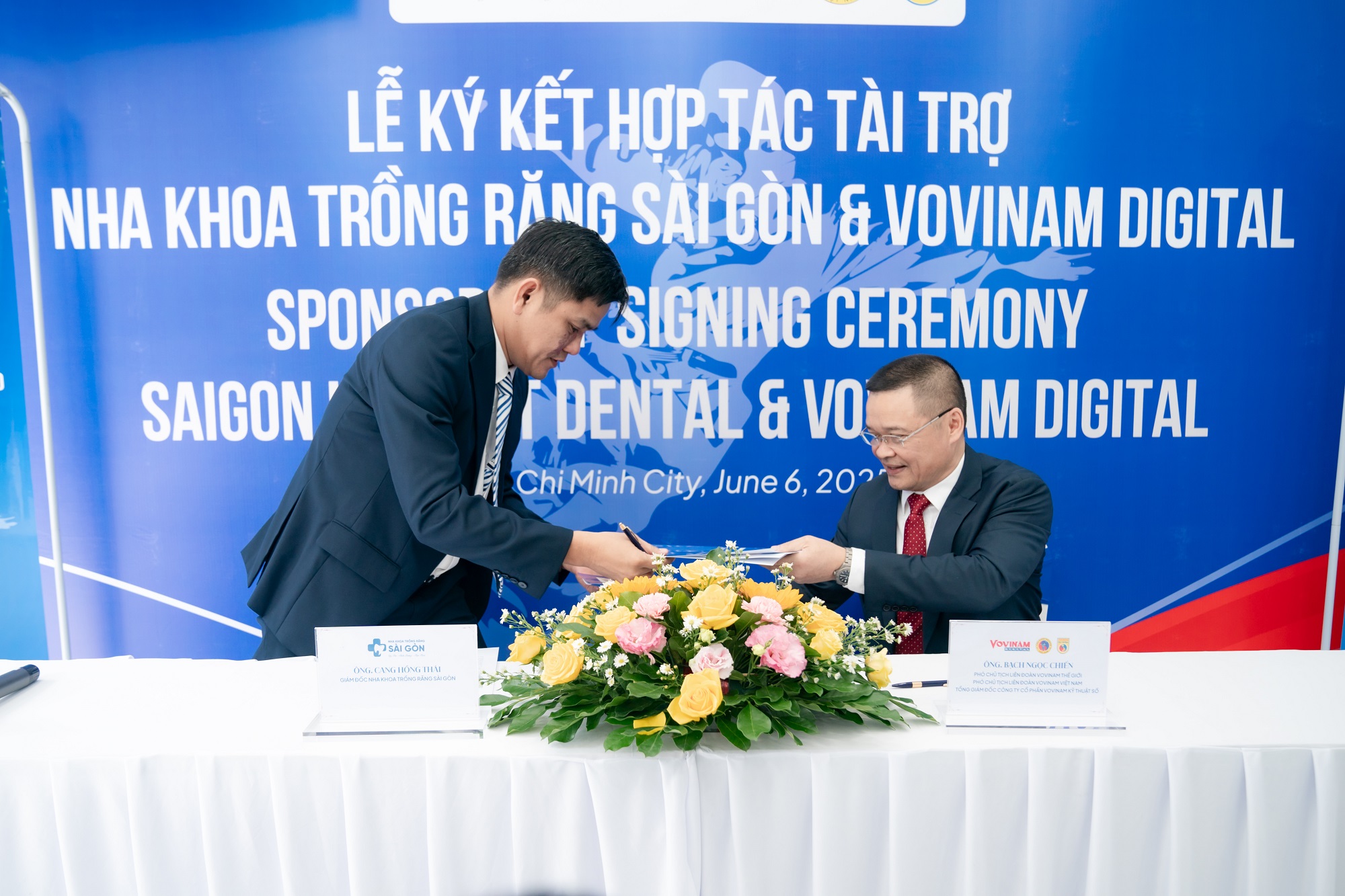 nha khoa trong rang sai gon hop tac tai tro vovinam viet vo dao 65 1 BS.CKI. Cang Hồng Thái và Ông Bạch Ngọc Chiến thực hiện nghi thức bắt tay, trao văn bản hợp đồng đã được ký kết.