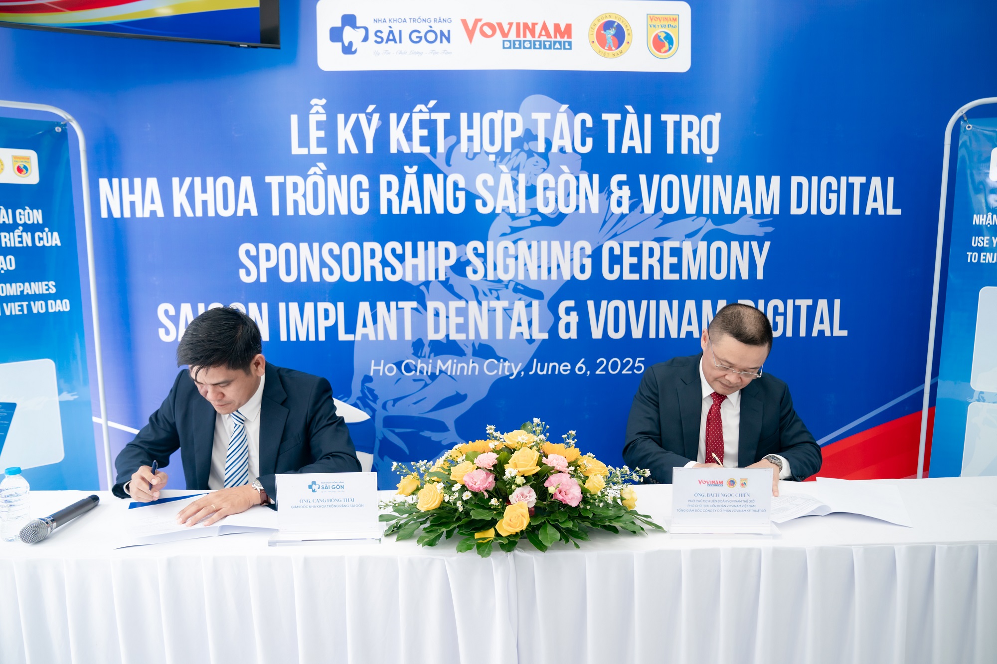 nha khoa trong rang sai gon hop tac tai tro vovinam viet vo dao 66 1 BS.CKI. Cang Hồng Thái và Ông Bạch Ngọc Chiến thực hiện nghi thức bắt tay, trao văn bản hợp đồng đã được ký kết.